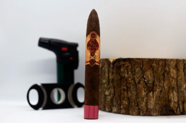 Cigarro Santé 6*52: Broadleaf, Nicaragua, Piloto Cubano. Fumada intensa, capote Sumatra, capa Habano.